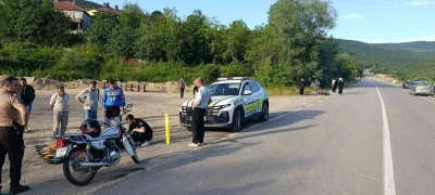Kastamonu&rsquo;da &ccedil;arpışan iki motosikletin s&uuml;r&uuml;c&uuml;s&uuml; yaralandı
