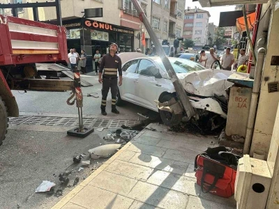 Kastamonu’da çarpışan otomobiller iş yerlerine çarparak durabildi: 1 yaralı
