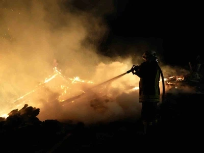 Kastamonu&rsquo;da &ccedil;ıkan yangında 3 ev zarar g&ouml;rd&uuml;, 2 samanlık yandı
