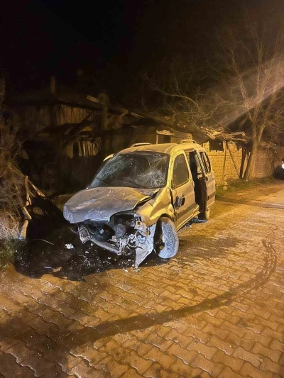 Kastamonu&rsquo;da hafif ticari ara&ccedil; taşa &ccedil;arptı: 1 yaralı
