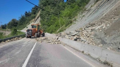 Kastamonu&rsquo;da heyelan nedeniyle kara yolu ulaşıma kapandı
