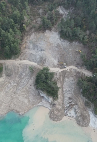 Kastamonu&rsquo;da heyelan nedeniyle ulaşıma kapanan yolda &ccedil;alışmalar s&uuml;r&uuml;yor
