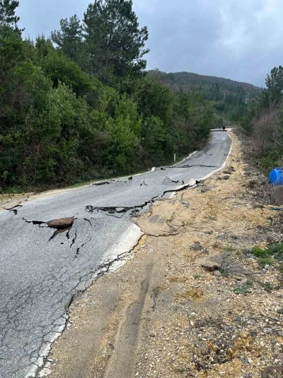 Kastamonu&rsquo;da heyelan sebebiyle &ccedil;atlaklar oluşan yol ulaşıma kapatıldı
