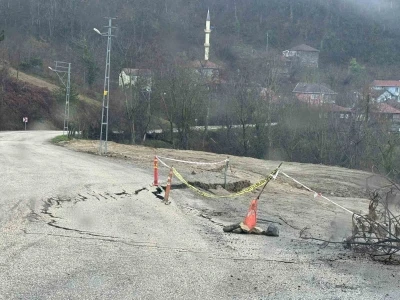 Kastamonu&rsquo;da heyelan sonrası yol &ccedil;&ouml;kt&uuml;
