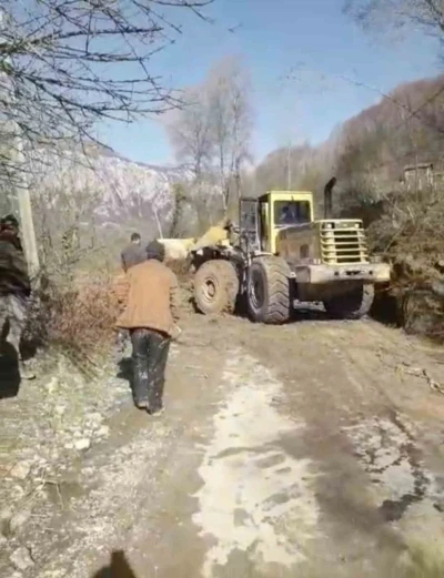 Kastamonu&rsquo;da heyelanın kapattığı k&ouml;y yolu ulaşıma a&ccedil;ıldı
