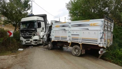 Kastamonu’da iki kamyon kafa kafaya çarpıştı: 2 yaralı
