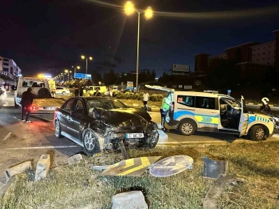 Kastamonu&rsquo;da iki otomobil &ccedil;arpıştı: 4 yaralı
