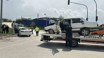 Kastamonu&rsquo;da iki otomobil kavşak i&ccedil;erisinde &ccedil;arpıştı: 8 yaralı
