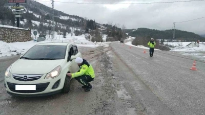 Kastamonu&rsquo;da jandarma ekipleri kış lastiği denetimlerini sıklaştırdı
