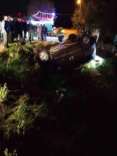 Kastamonu&rsquo;da k&ouml;peğe &ccedil;arpan otomobil kanala u&ccedil;tu: 2 yaralı
