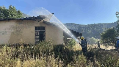 Kastamonu’da korkutan yangın: Samanlık, odunluk ve 30 dönüm arazi yandı
