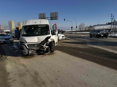 Kastamonu&rsquo;da minib&uuml;s ile otomobil &ccedil;arpıştı: 1 yaralı
