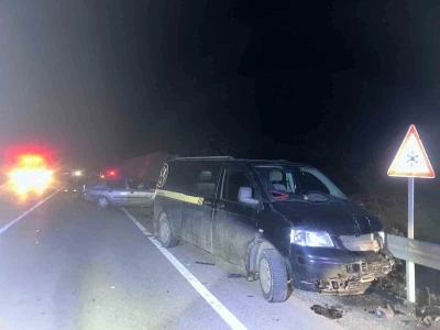 Kastamonu&rsquo;da minib&uuml;s ile otomobil &ccedil;arpıştı: 4 yaralı
