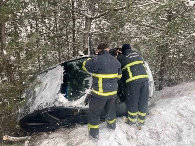 Kastamonu&rsquo;da otomobil şarampole yuvarlandı: 2 yaralı
