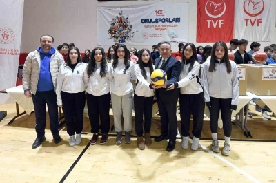 Kastamonu&rsquo;da spor kul&uuml;pleri ve okullara 7 milyon TL değerinde malzeme desteği
