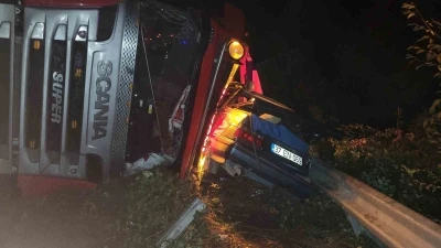 Kastamonu’da tır otomobilin üzerine devrildi: 2 yaralı
