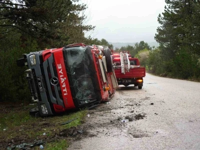 Kastamonu&rsquo;da yangın ihbarına giden itfaiye aracı kaza yaptı: 3 yaralı
