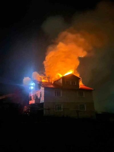 Kastamonu’da yangında bir evin çatısı kullanılamaz hale geldi
