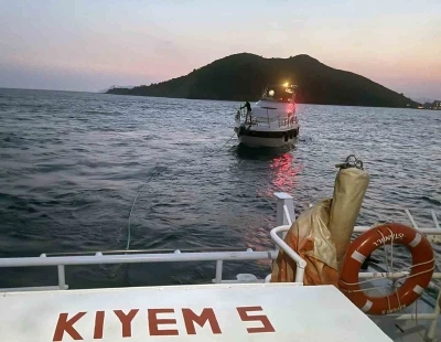 Katrancı Adası önlerinde sürüklenen tekne kurtarıldı

