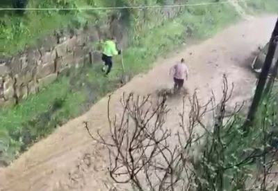 Kavak&rsquo;ta etkili olan yağışlar yolları dereye &ccedil;evirdi
