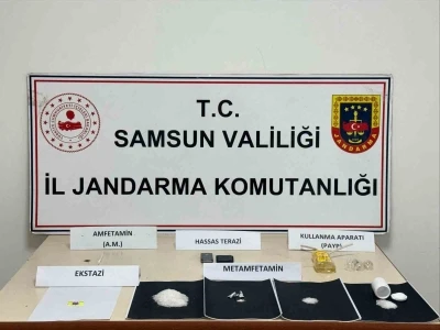 Kavak&rsquo;ta jandarmadan uyuşturucu operasyonu: 3 g&ouml;zaltı
