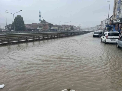 Kavak&rsquo;ta sağanak yağış etkili oldu: Yollar g&ouml;le d&ouml;nd&uuml;
