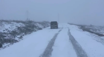 Kavaklıdere&rsquo;de ara&ccedil;lar karda mahsur kaldı
