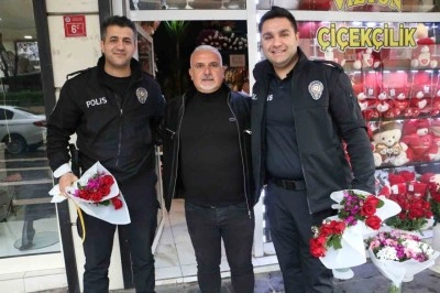 Kavga diye geldiler, &ccedil;i&ccedil;eklerle karşılandılar