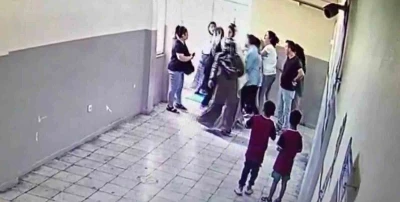 Kavga eden öğrencileri ayıran kadın öğretmeni veliler darbetti
