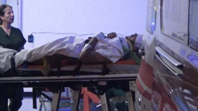 Kavga ederken yola kontrolsüzce atlayan gence otomobil çarptı
