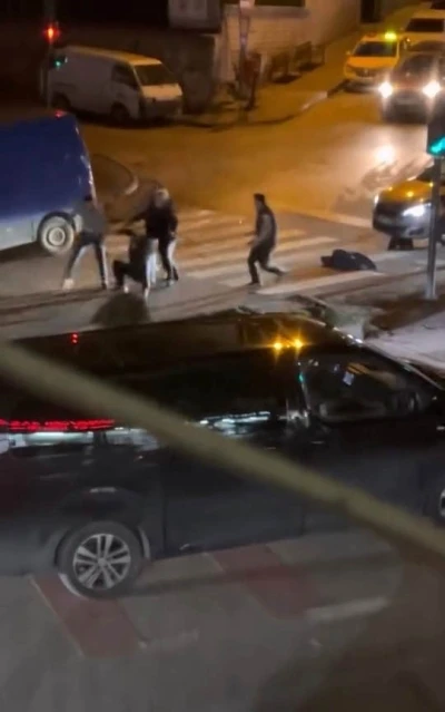 Kavga esnasında yola savrulan &ccedil;ocuk y&uuml;rekleri ağza getirdi
