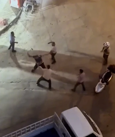 Kavga ettiği şahsa nacak ile saldırdı: O anlar kamerada
