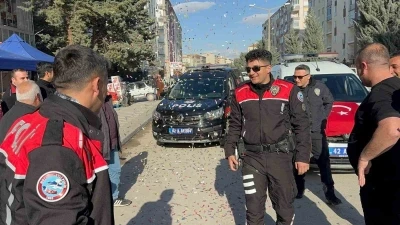 Kavga ihbarına giden polisler pasta ve &ccedil;i&ccedil;ekle karşılandı
