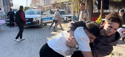 Kavga ihbarına giden polislere s&uuml;rpriz karşılama
