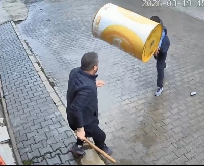 Kavgada eline ge&ccedil;irdiği varil, parke taşı ve masayı karşı tarafın &uuml;zerine attı
