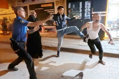 Kavgaya müdahale eden polise bıçak ve sandalyeli saldırı: 2’si polis 4 yaralı
