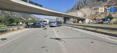 Kavşağı ka&ccedil;ırdı kazaya yol a&ccedil;tı: 4 kişinin yaralandığı feci kaza kamerada
