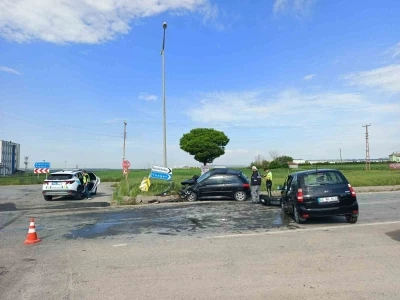 Kavşakta 2 otomobil &ccedil;arpıştı, 7 kişi yaralandı
