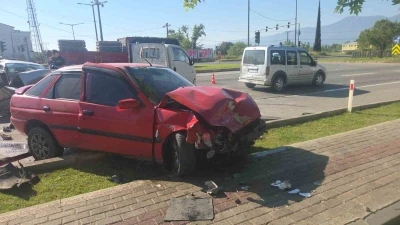 Kavşakta 4 ara&ccedil; birbirine girdi : 1 &ouml;l&uuml; 4 yaralı
