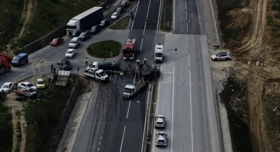 Kavşakta feci kaza: Ara&ccedil;larda sıkışan s&uuml;r&uuml;c&uuml;leri itfaiye kurtardı
