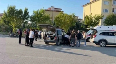 Kavşakta kamyonet ile hafif ticari ara&ccedil; &ccedil;arpıştı: 1&rsquo;i ağır 3 yaralı
