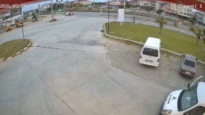Kavşakta otomobile &ccedil;arpan motosikletteki 2 kişi yaralandı
