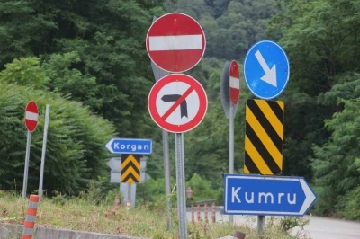 Kavşaktaki 29 tabela s&uuml;r&uuml;c&uuml;lerin kafasını karıştırıyor
