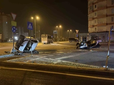 Kavşaktaki kazada otomobillerden biri yan yattı, diğeri takla attı: 2 yaralı
