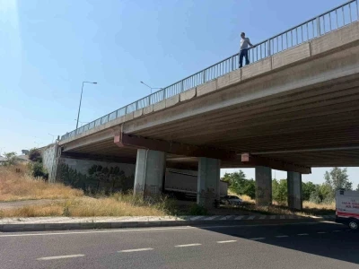 Kavşakteki &uuml;st ge&ccedil;it korkuluklarına &ccedil;ıkan şahıs sebebi ile Eskişehir- Afyonkarahisar yolu trafiğe kapandı
