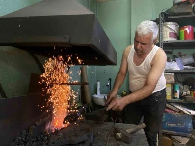 Kavuran sıcaklarda, 60 derecelik at&ouml;lyede &uuml;retimden vazge&ccedil;miyor
