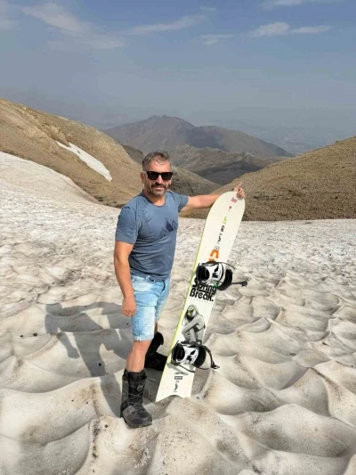 Kavurucu sıcakların yaşandığı Ağustos ayında karda kayak keyfi yaşadılar
