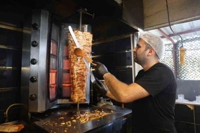 Kavurucu sıcakta 2 bin TL yevmiyeye döner ustasının zorlu mesaisi

