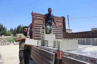 Kavurucu sıcakta birlikte mesai yapan ikiz kardeşler, g&uuml;nde 2 bin 500 briket &uuml;retip 5 kamyona y&uuml;kl&uuml;yorlar
