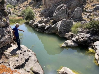 Kayaların arasında oluştu, manzarasıyla büyülüyor
